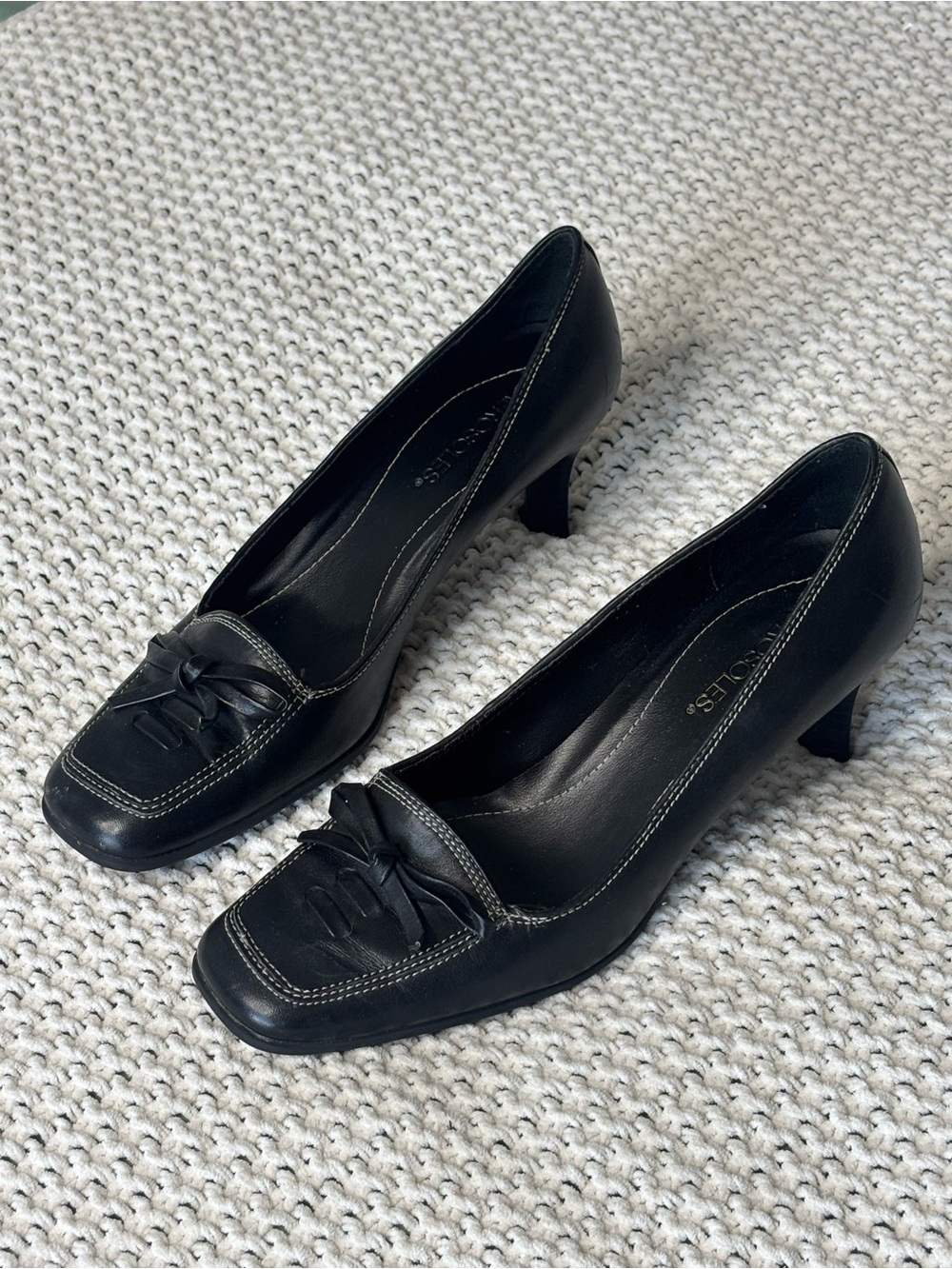 AEROSOLES Black Leather Low Heel Pumps with Bow Accent
